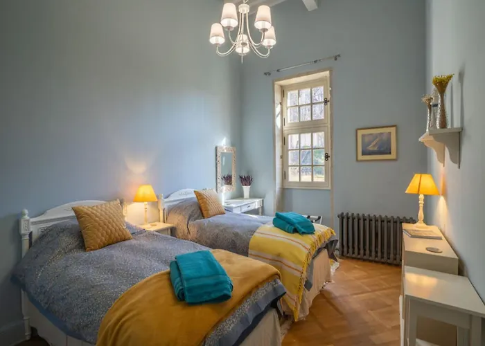 French With Pool & Games Nyaraló