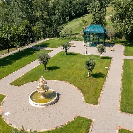 French With Pool & Games *