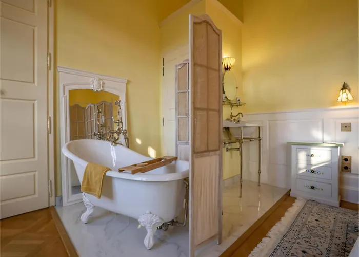 French With Pool & Games * Damiatte